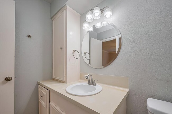 Building Photo - 2027 Briar Ridge Dr