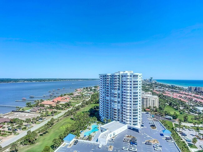 Building Photo - Stunning Penthouse Rental with Intracoasta...