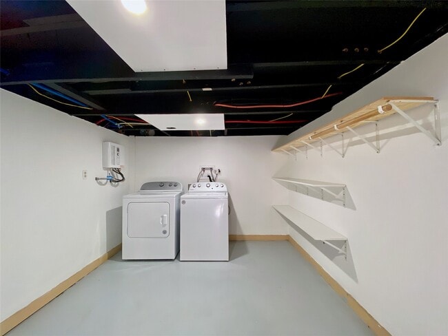 Building Photo - 2025 Brun St