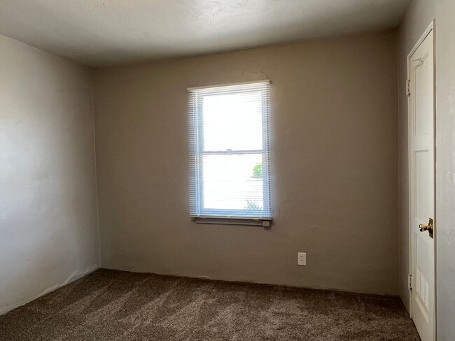 Building Photo - 3 Bedroom 2 Bath Home! close to the UofA!