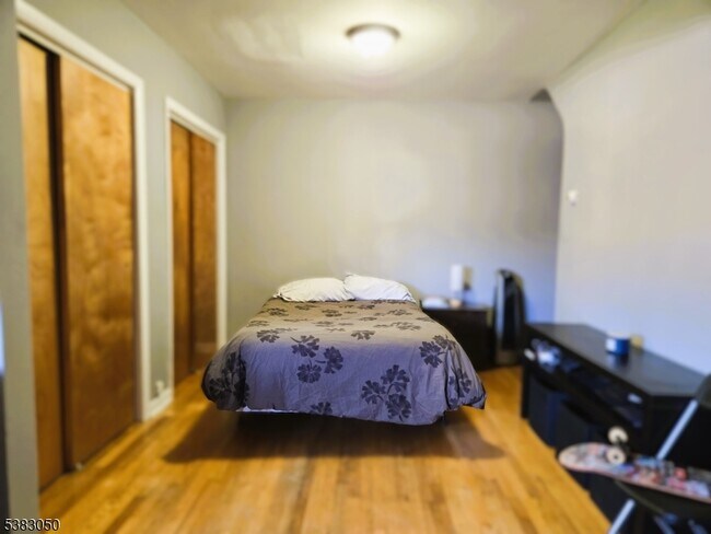 Building Photo - 526 Valley Brook Ave