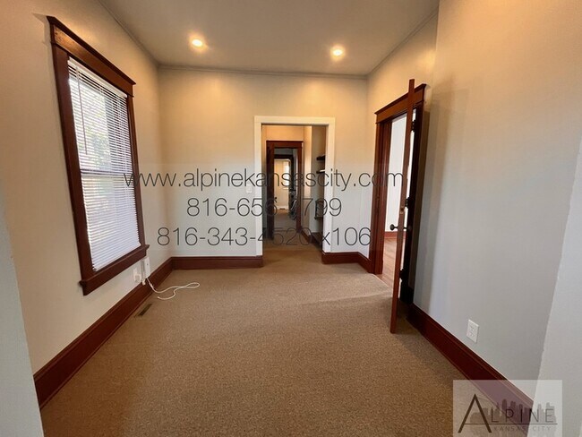 Building Photo - Cute HOUSE in Gillham Plaza, Gated Off Street Parking!