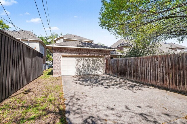 Building Photo - Beautiful home with classic styling, minutes away from Uptown, Oak Lawn, Cityplace, and Lower Gre...