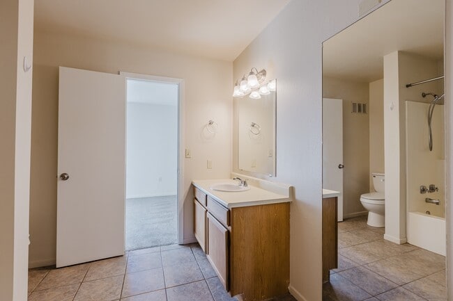 Building Photo - 21 W Golf Pl