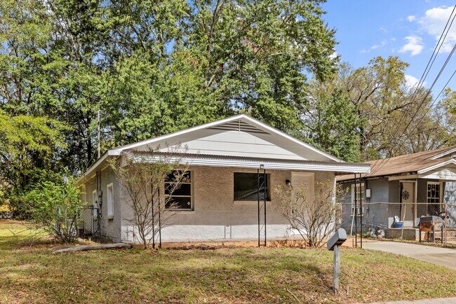 Building Photo - Move-in Special: Receive a $300 gas card with approved application and signed lease.-253 John Mor...