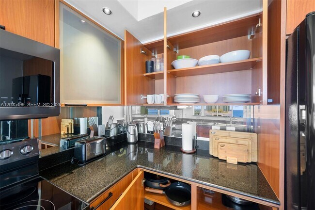 Building Photo - 16699 Collins Ave