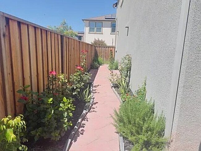 Building Photo - Beautiful Newer Pittsburg Home – 4 Bd, 3 Ba, close to BART Freeway and Shopping!