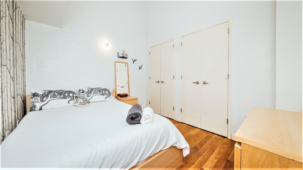 Building Photo - 130 Scholes St