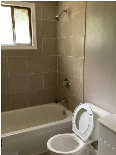 Building Photo - 545 Spring St