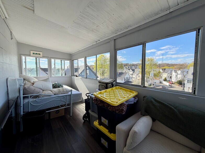 Building Photo - 407 Charles St