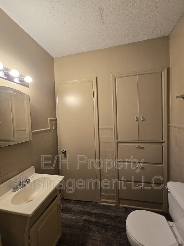 Building Photo - 1419 S Martinson St