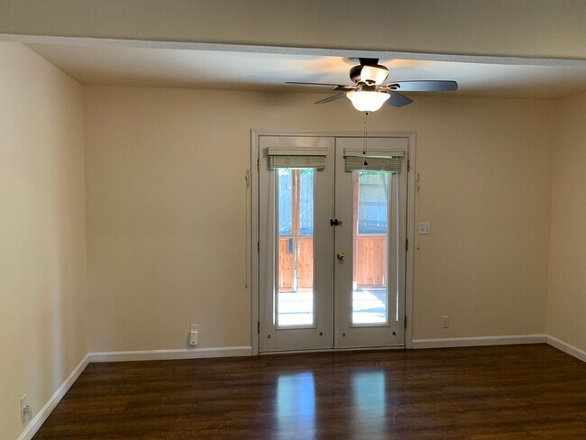 Building Photo - Updated 3 bedroom 2 bathroom close to Meri...