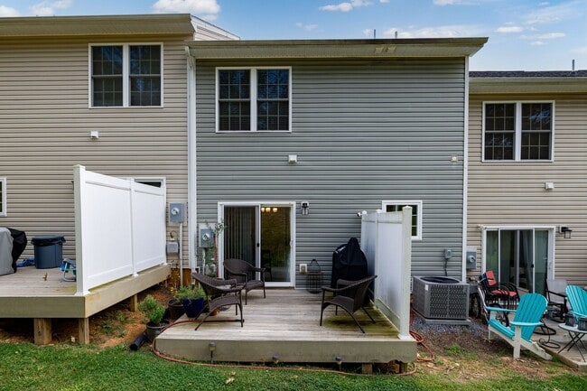 Building Photo - Immaculate Townhouse with Finished Basement