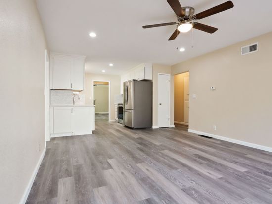 Dining area - 6745 N Pershing Ave