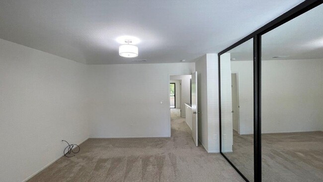 Building Photo - Martinez Beautiful 2 bedroom 1.5 bath unit...
