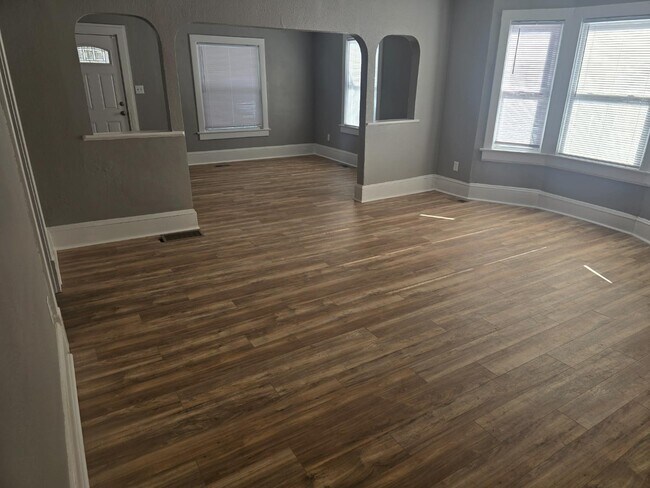 Building Photo - 104 N Evanston Ave