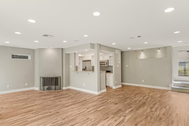 Building Photo - 701 Azie Morton Rd