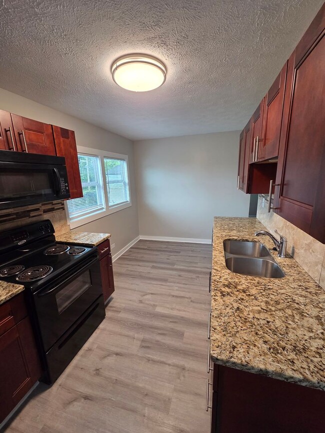Building Photo - 3 bed, 2 bath, 1 car detached garage!