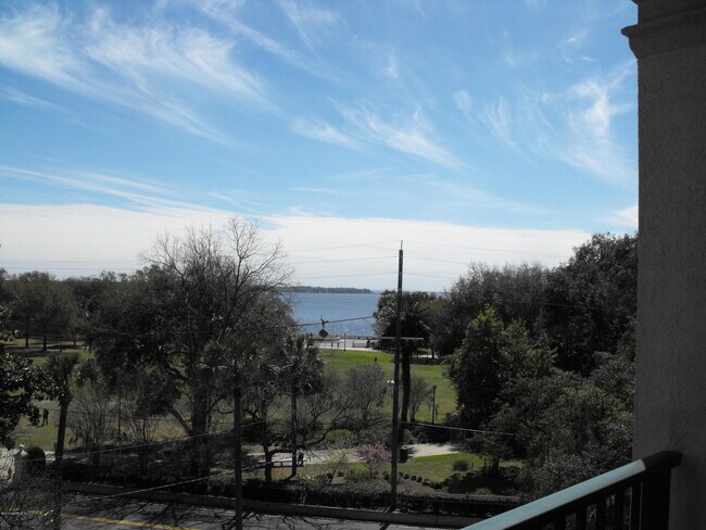 Building Photo - 1661 Riverside Ave