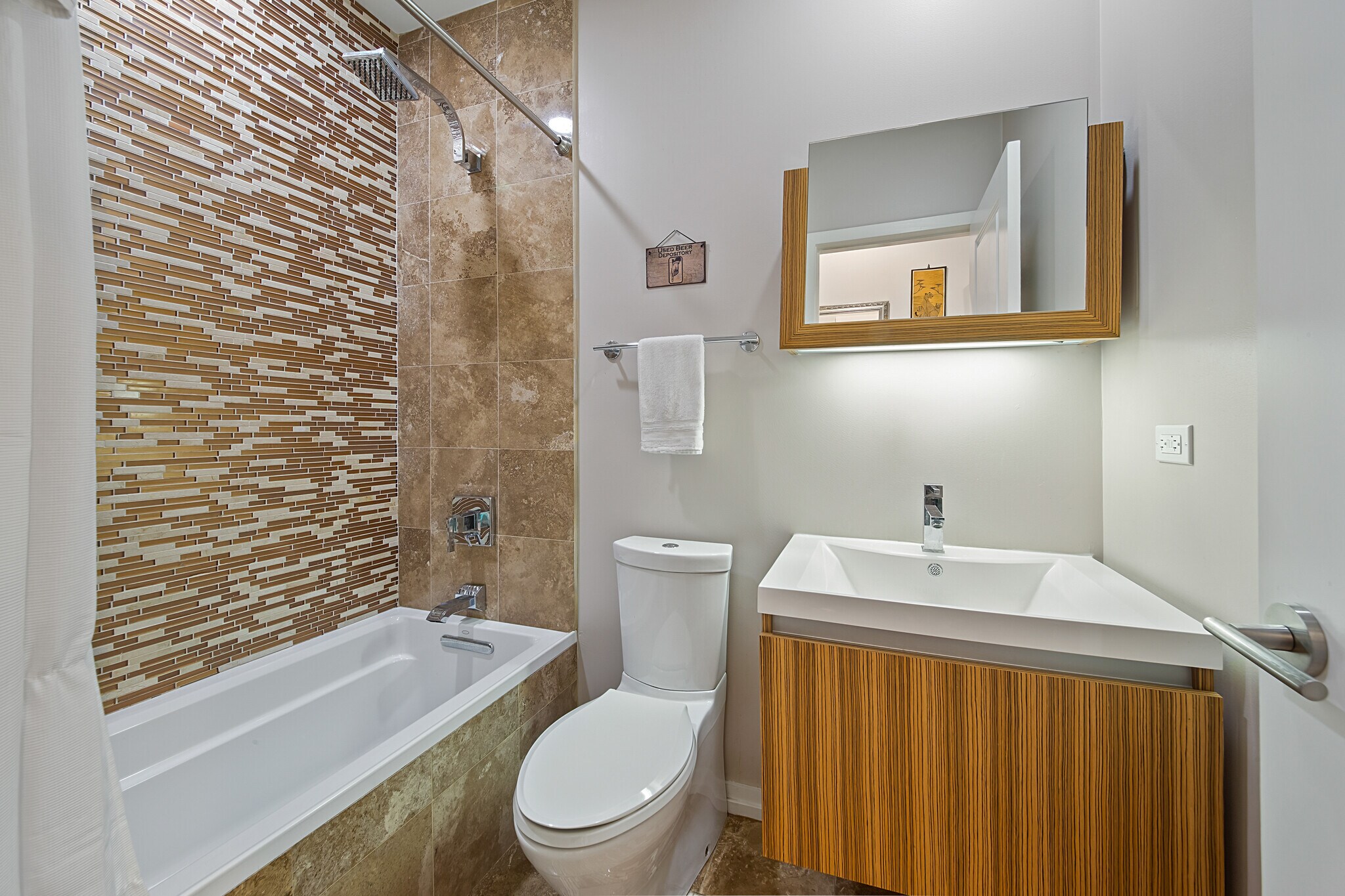 Building Photo - 2339 N Leavitt St