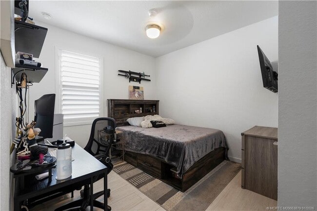 Building Photo - 1550 NE Skyhigh Ter