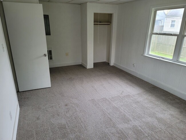 Building Photo - 4 Bedroom 1 Bathroom Single Family Home. C...
