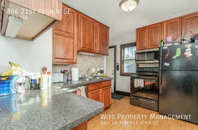 Building Photo - 866 21st Ave SE