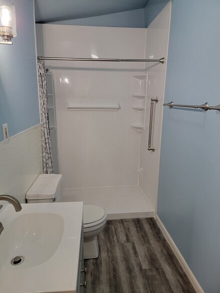 Bath - 231 Emming St