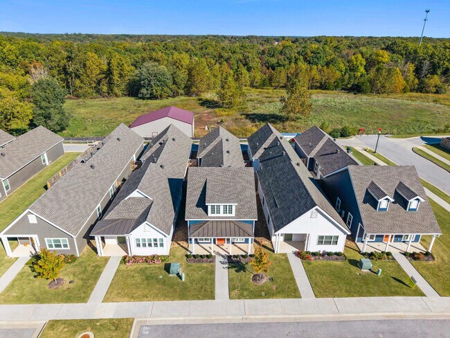 Building Photo - 913 NE Hts Ln