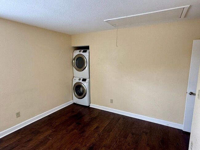 Building Photo - 2/1.5 Townhome located in Tampa with Priva...