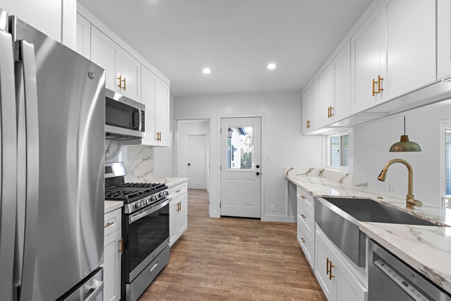 Kitchen - 2621 Veteran Ave