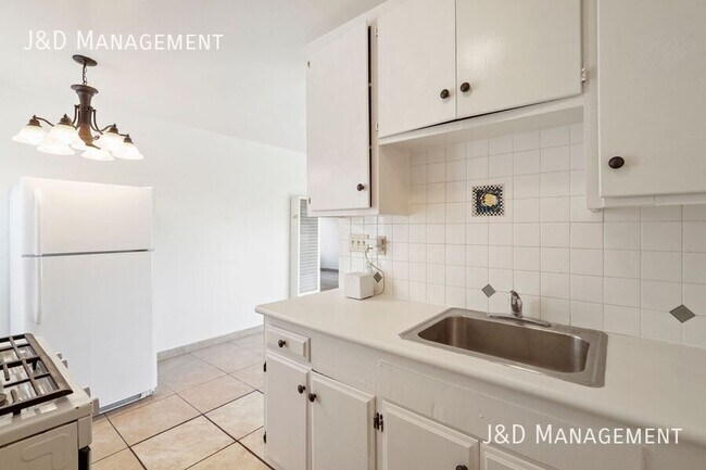 Building Photo - 824 47th St