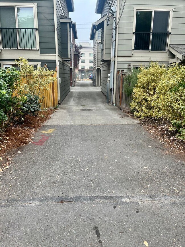 Building Photo - Available 1/1! Cozy townhouse in the Mt Ba...
