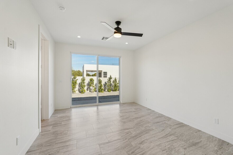 Building Photo - 910 E Roma Ave