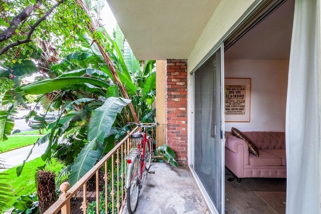 Building Photo - 256 S La Fayette Park Pl