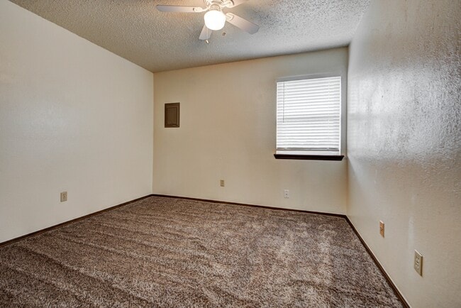 Building Photo - 1315 Glen Oaks Ct