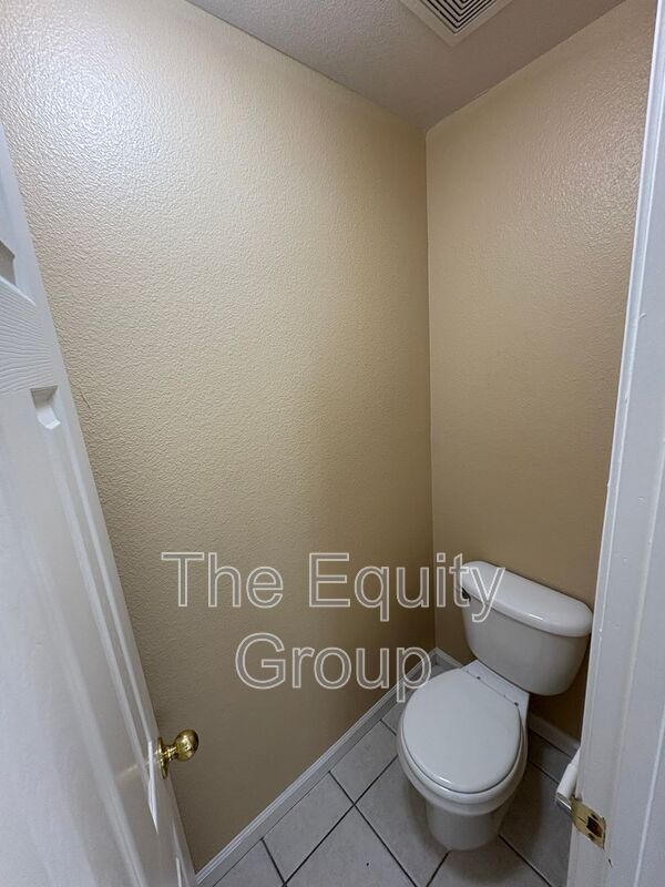 Building Photo - 703 W Russell Ave