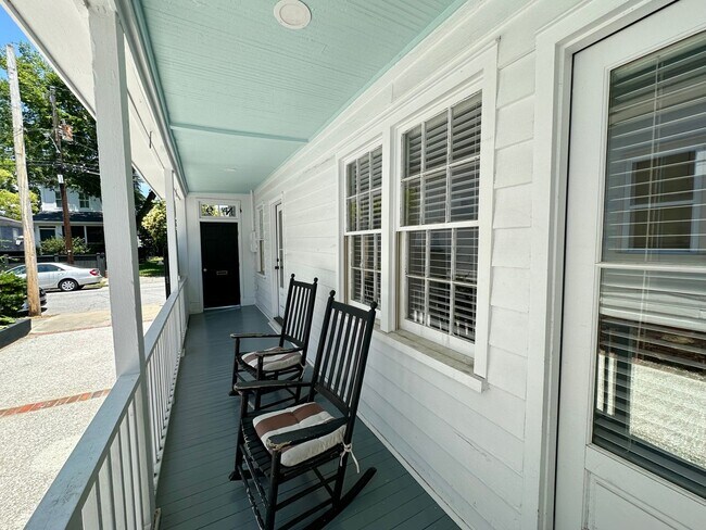 Building Photo - Charming Updated Three Bedroom Home Downtown