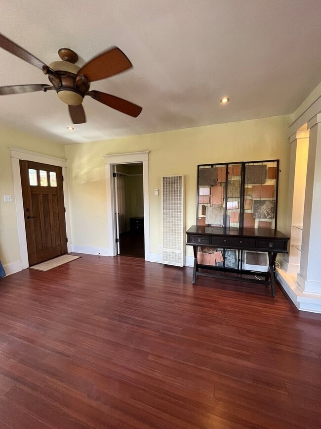 Building Photo - House: 2 Bedroom with Den , 2 Bath and pri...