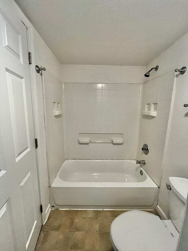 Building Photo - Fresh Paint and New Carpet in this Sunn Fjord Condo!