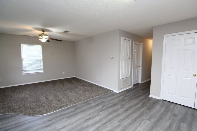 Building Photo - 3BR Gulf Breeze Home Zoned for Gulf Breeze High School with Open Living Area, Fenced Backyard & C...