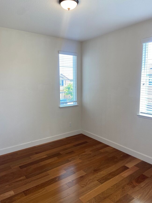 Building Photo - Folsom 4 bdrm, 3 bath near Folsom HS