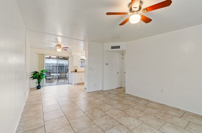 Building Photo - Centrally located 1 bedroom, 1 bath with bonus Den in a duplex, SW side of Swan & Grant.