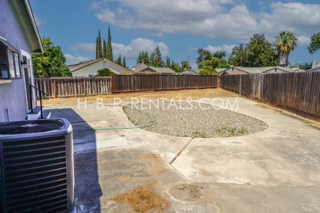 Building Photo - Spacious Family Retreat in Manteca, Ready ...