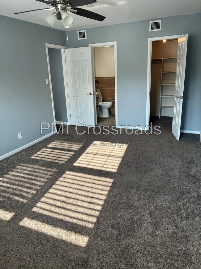 Building Photo - 16015 Van Aken Blvd