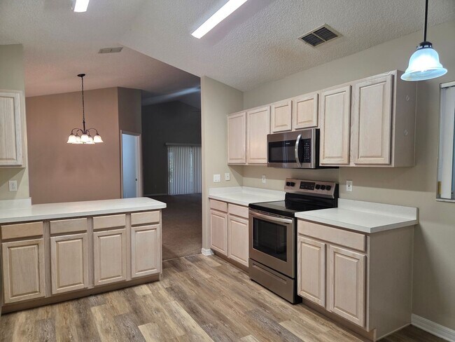 Building Photo - 3/2 In King's Ridge 55+ Community