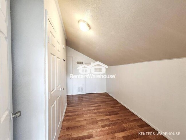 Building Photo - Renovated 3 bedroom, 2 bath townhome avail...