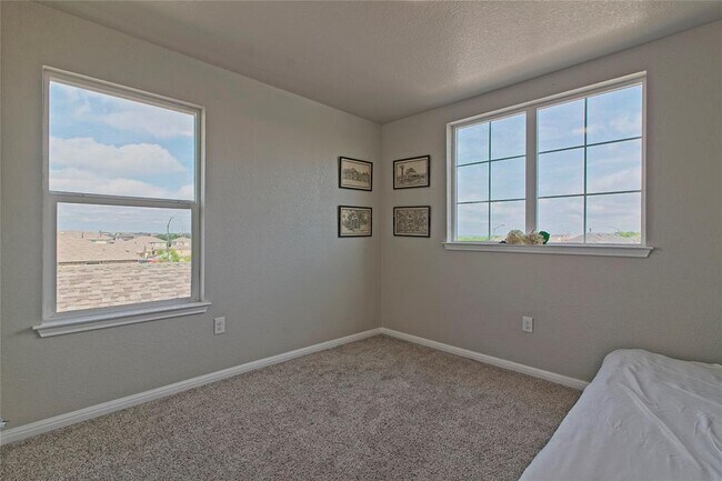 Building Photo - 513 Shiner Ln