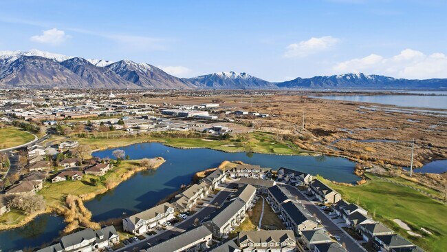 Building Photo - Stunning townhome on Sleepy Ridge
