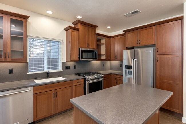 Building Photo - Lovely light and bright 3 bedroom 2.5 bathroom home Doe MIll Neighborhood, Cul-de-Sac Location